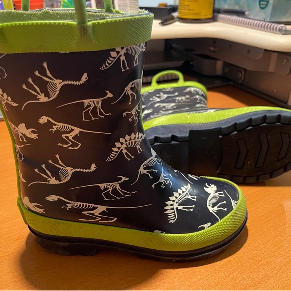 Lily and Dan Dino rain boots, kids size 8 - Picture 3 of 5